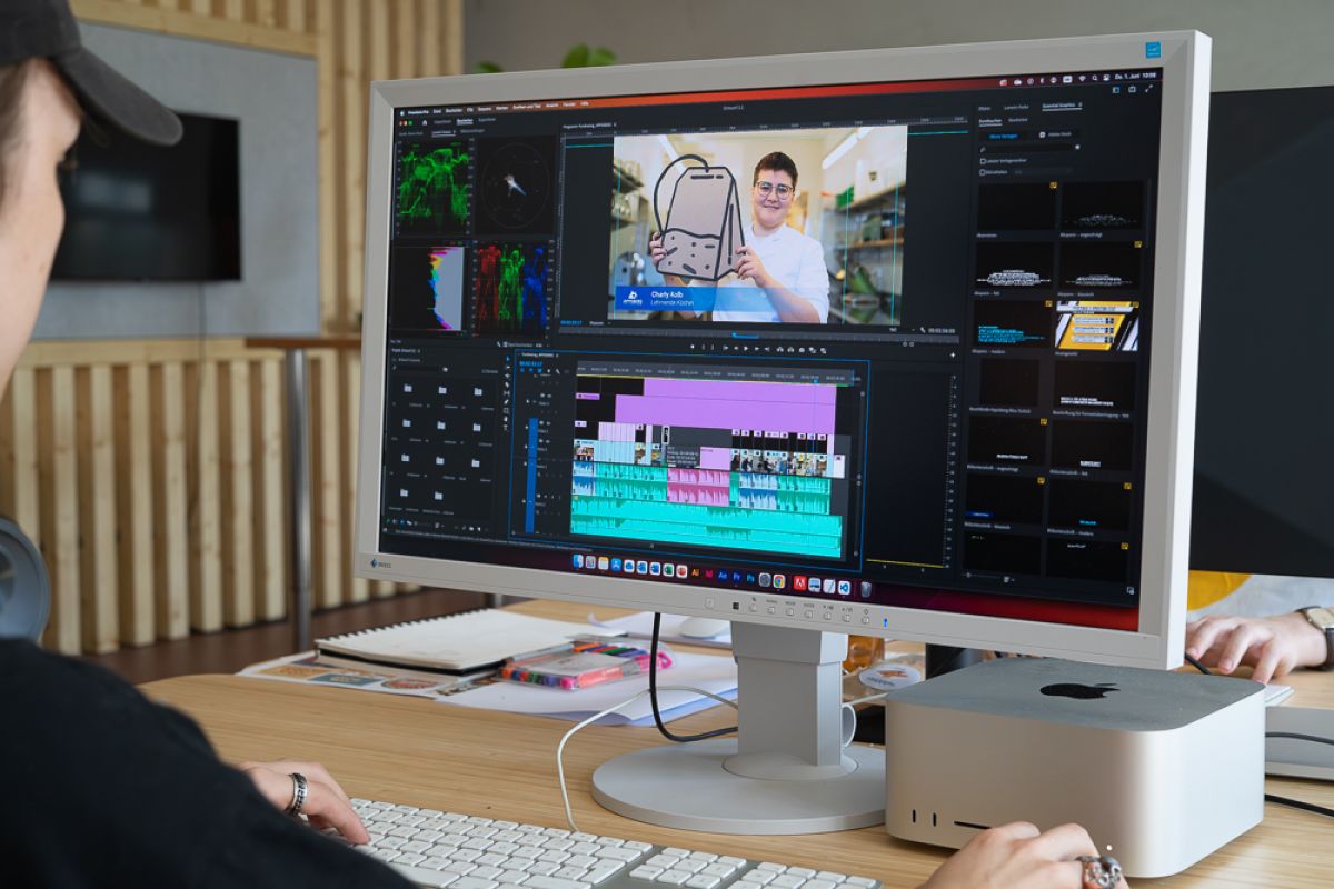 Person schneidet das Video vom APPISBERG zusammen